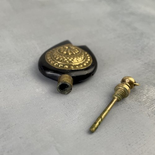 Pendentif amulette fiole bouteille à parfum potion ou poisson en laiton & corne