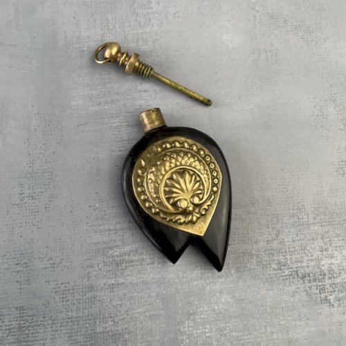 Pendentif amulette fiole bouteille à parfum potion ou poisson en laiton & corne