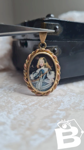 Pendentif ancien image sous verre Velasquez Margarita Theresa