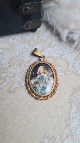 Pendentif ancien image sous verre Velasquez Margarita Theresa