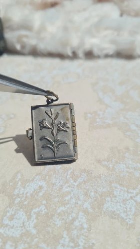 Pendentif ancien livre chemin de croix de jésus en métal argenté