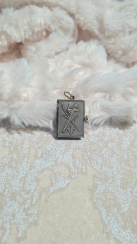 Pendentif ancien livre chemin de croix de jésus en métal argenté