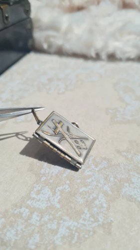 Pendentif ancien livre chemin de croix de jésus en métal argenté