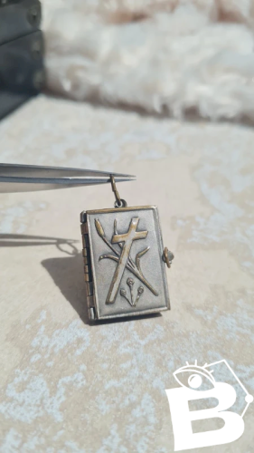 Pendentif ancien livre chemin de croix de jésus en métal argenté