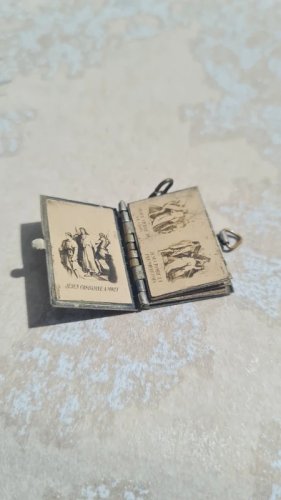 Pendentif ancien livre chemin de croix de jésus en métal argenté