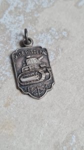 Pendentif ancien on ne passe pas char Renault WW2 médaille militaire