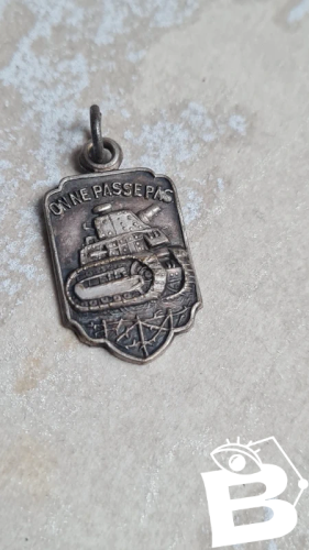 Pendentif ancien on ne passe pas char Renault WW2 médaille militaire