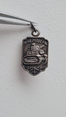 Pendentif ancien on ne passe pas char Renault WW2 médaille militaire