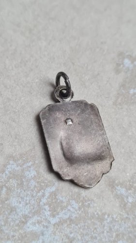 Pendentif ancien on ne passe pas char Renault WW2 médaille militaire