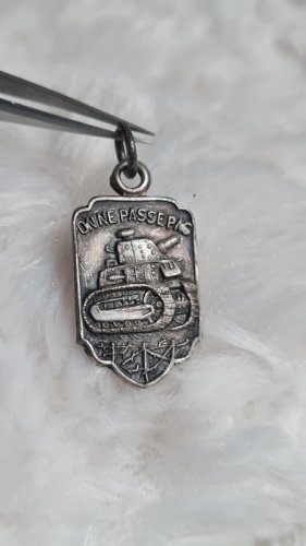 Pendentif ancien on ne passe pas char Renault WW2 médaille militaire