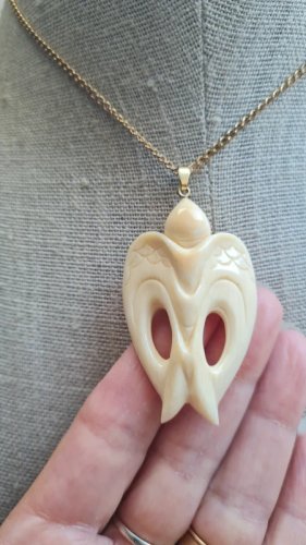 Pendentif ancien oversize en matière noble hirondelle signée ( F.Migeon )