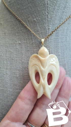 Pendentif ancien oversize en matière noble hirondelle signée ( F.Migeon )