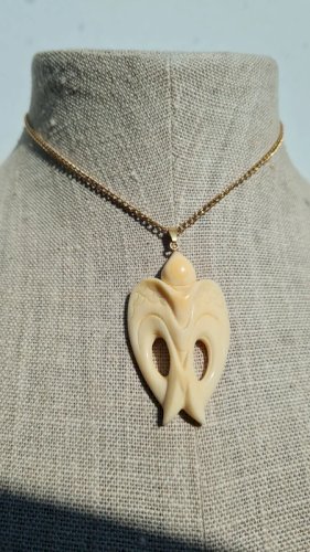 Pendentif ancien oversize en matière noble hirondelle signée ( F.Migeon )