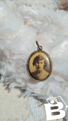 Pendentif ancien - portrait une femme authentique