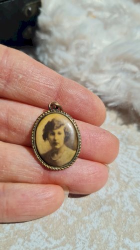 Pendentif ancien - portrait une femme authentique