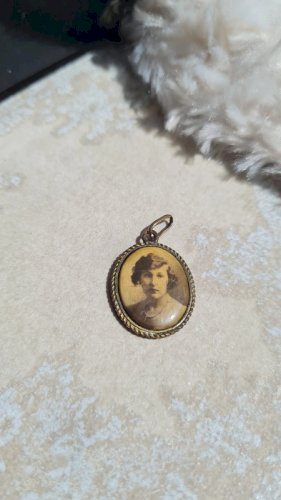 Pendentif ancien - portrait une femme authentique