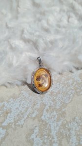 Pendentif ancienne  avec fleurs en inclusion