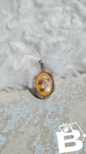 Pendentif ancienne  avec fleurs en inclusion
