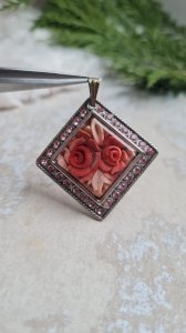 Vintage lucite pendant with two roses