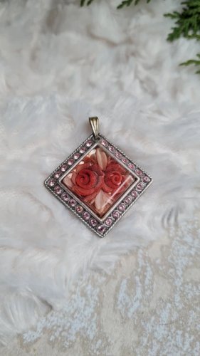 Pendentif ancienne en lucite avec deux Roses