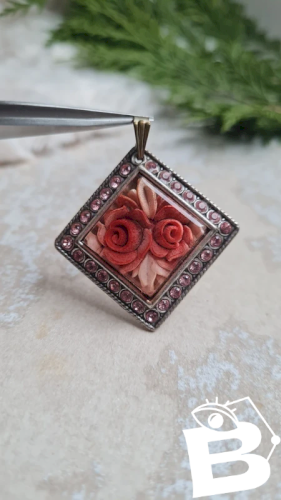 Pendentif ancienne en lucite avec deux Roses