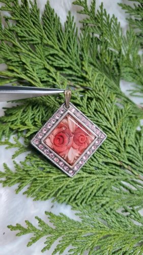 Pendentif ancienne en lucite avec deux Roses
