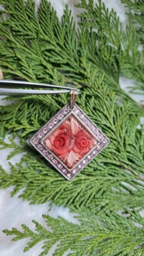 Pendentif ancienne en lucite avec deux Roses