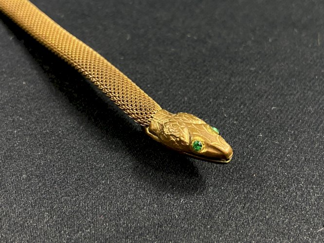 Pendentif au serpent allongé articulé en métal doré Angleterre