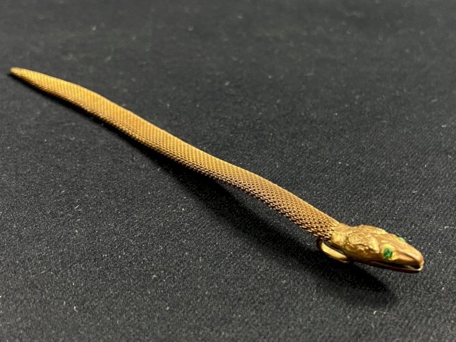 Pendentif au serpent allongé articulé en métal doré Angleterre