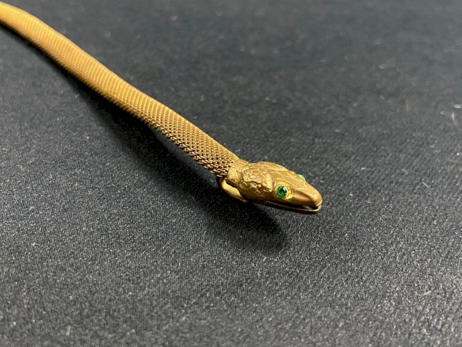 Pendentif au serpent allongé articulé en métal doré Angleterre