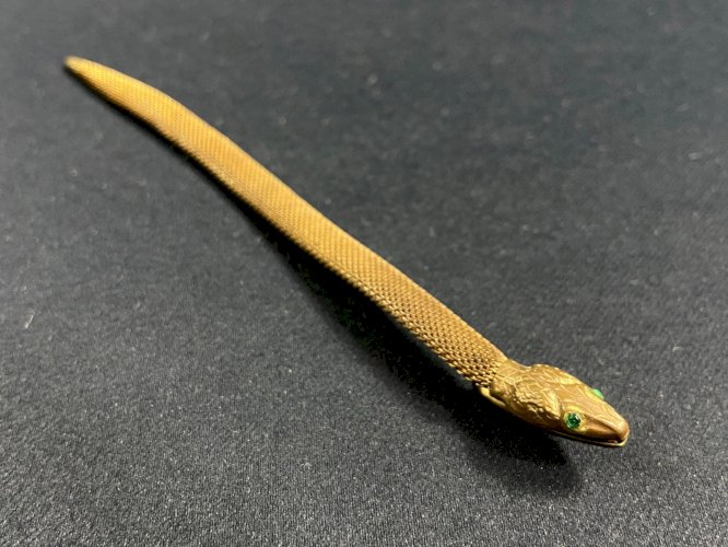 Pendentif au serpent allongé articulé en métal doré Angleterre