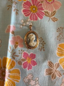 Cameo pendant