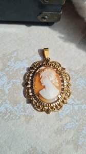 Pendentif Camée en nacre et plaqué or ( Fix )