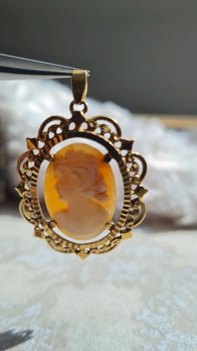 Pendentif Camée  en nacre et plaqué or ( Fix )