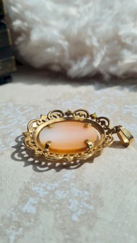 Pendentif Camée  en nacre et plaqué or ( Fix )