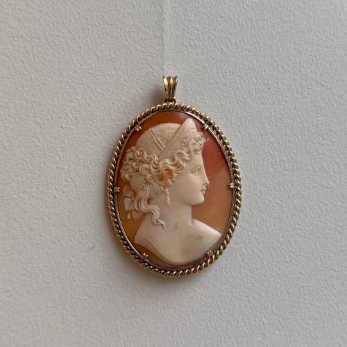Pendentif camée monté or profil féminin à l'Antique fin XIXe M3710