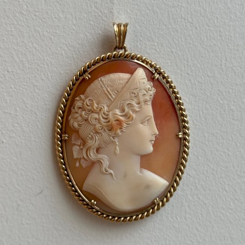 Pendentif camée monté or profil féminin à l'Antique fin XIXe M3710