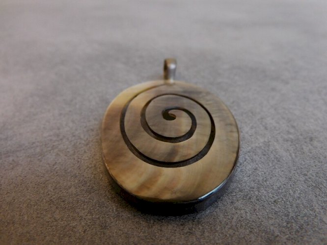 PENDENTIF EN ARGENT MASSIF ET NACRE DE 8,17 GRAMMES
