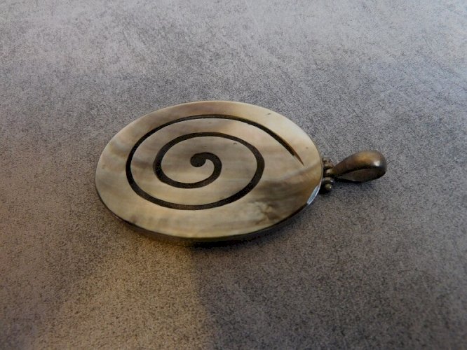 PENDENTIF EN ARGENT MASSIF ET NACRE DE 8,17 GRAMMES