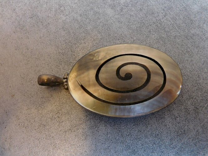 PENDENTIF EN ARGENT MASSIF ET NACRE DE 8,17 GRAMMES