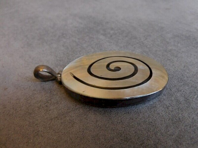 PENDENTIF EN ARGENT MASSIF ET NACRE DE 8,17 GRAMMES
