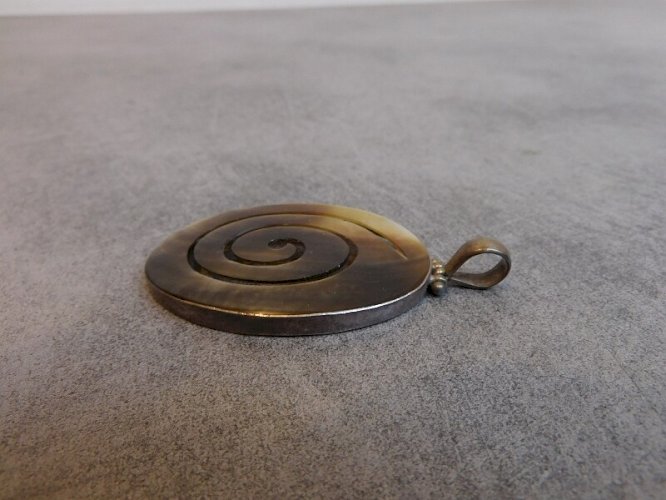 PENDENTIF EN ARGENT MASSIF ET NACRE DE 8,17 GRAMMES