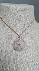 Pendentif en cuivre Danseuse par Henry Dropsy
