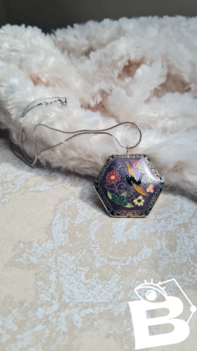 Pendentif en émail cloisonné avec sa chaîne