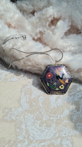 Pendentif en émail cloisonné avec sa chaîne