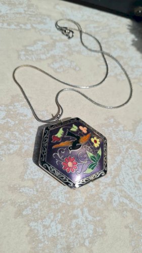 Pendentif en émail cloisonné avec sa chaîne