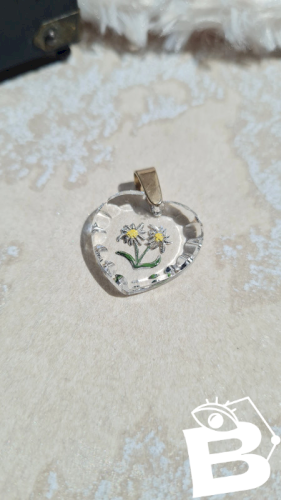 Pendentif en verre en forme de cœur avec une fleurs Edelweiss