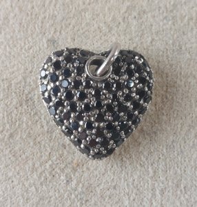 Pendentif forme coeur, décor strass, en argent massif ^