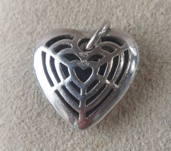 Pendentif forme coeur, décor strass, en argent massif ^
