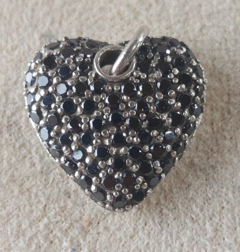 Pendentif forme coeur, décor strass, en argent massif ^